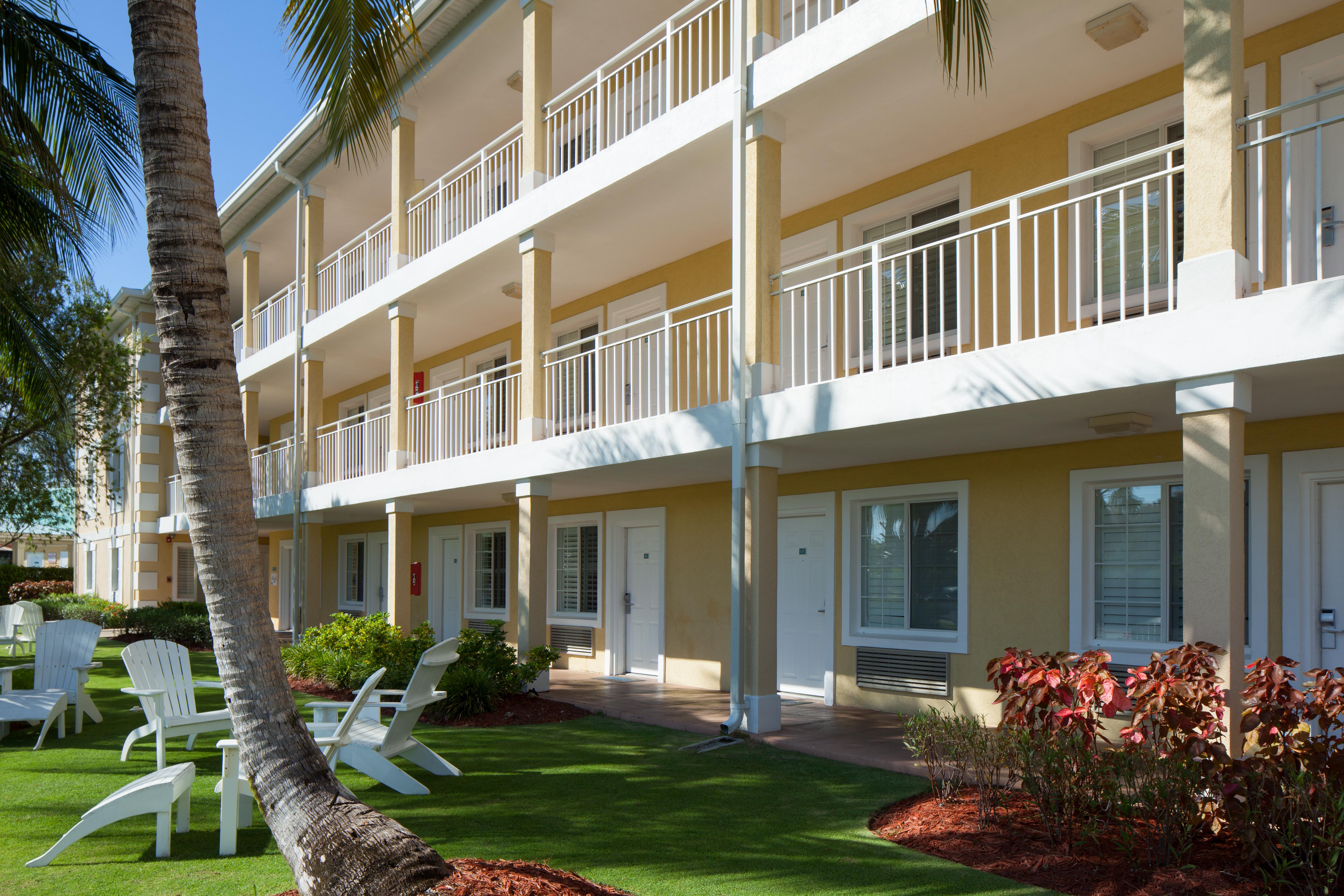 Sunshine Suites Resort West Bay Esterno foto