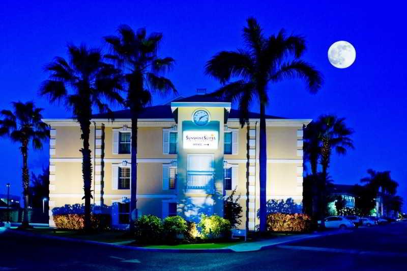 Sunshine Suites Resort West Bay Esterno foto