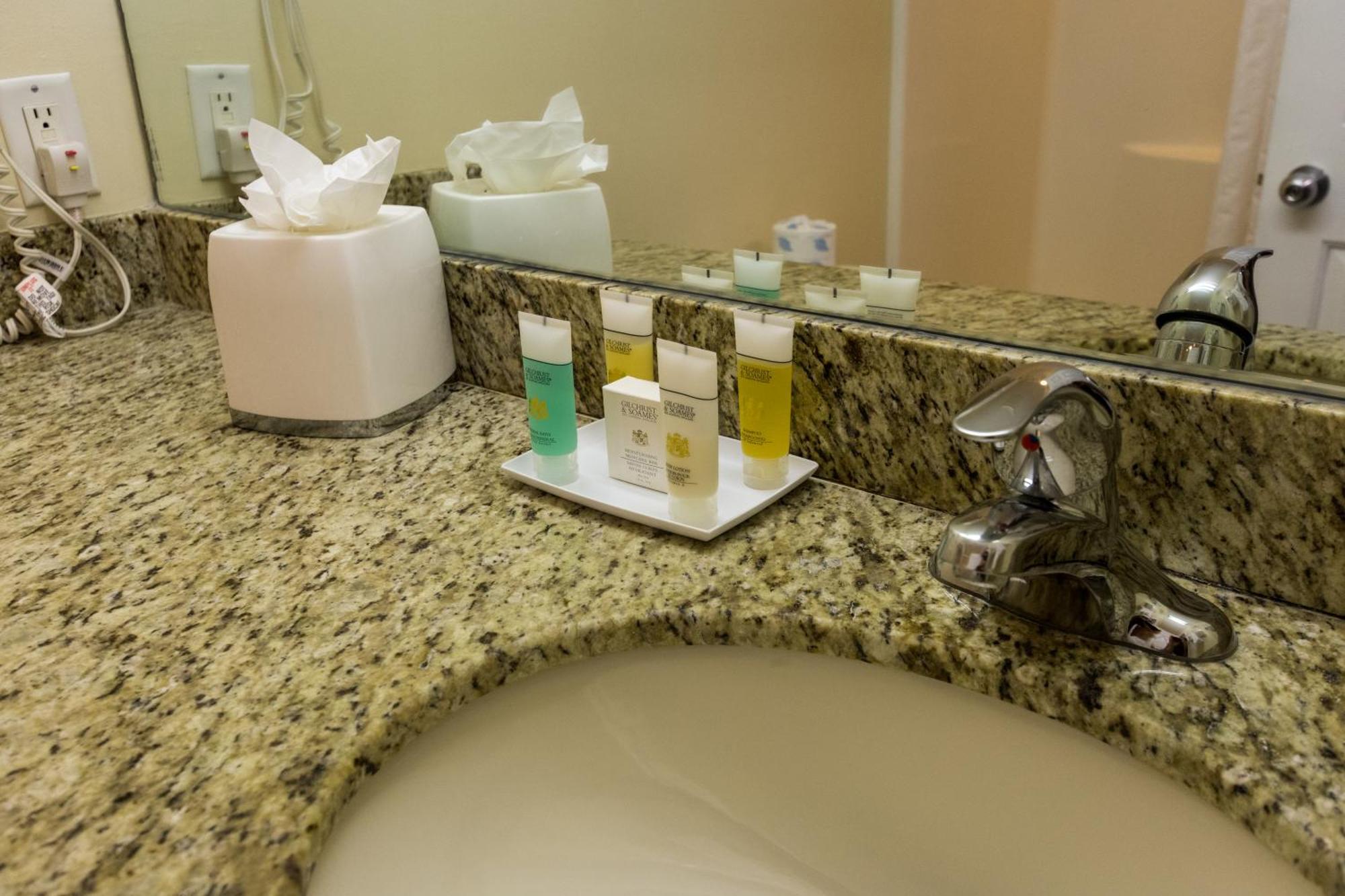 Sunshine Suites Resort West Bay Esterno foto