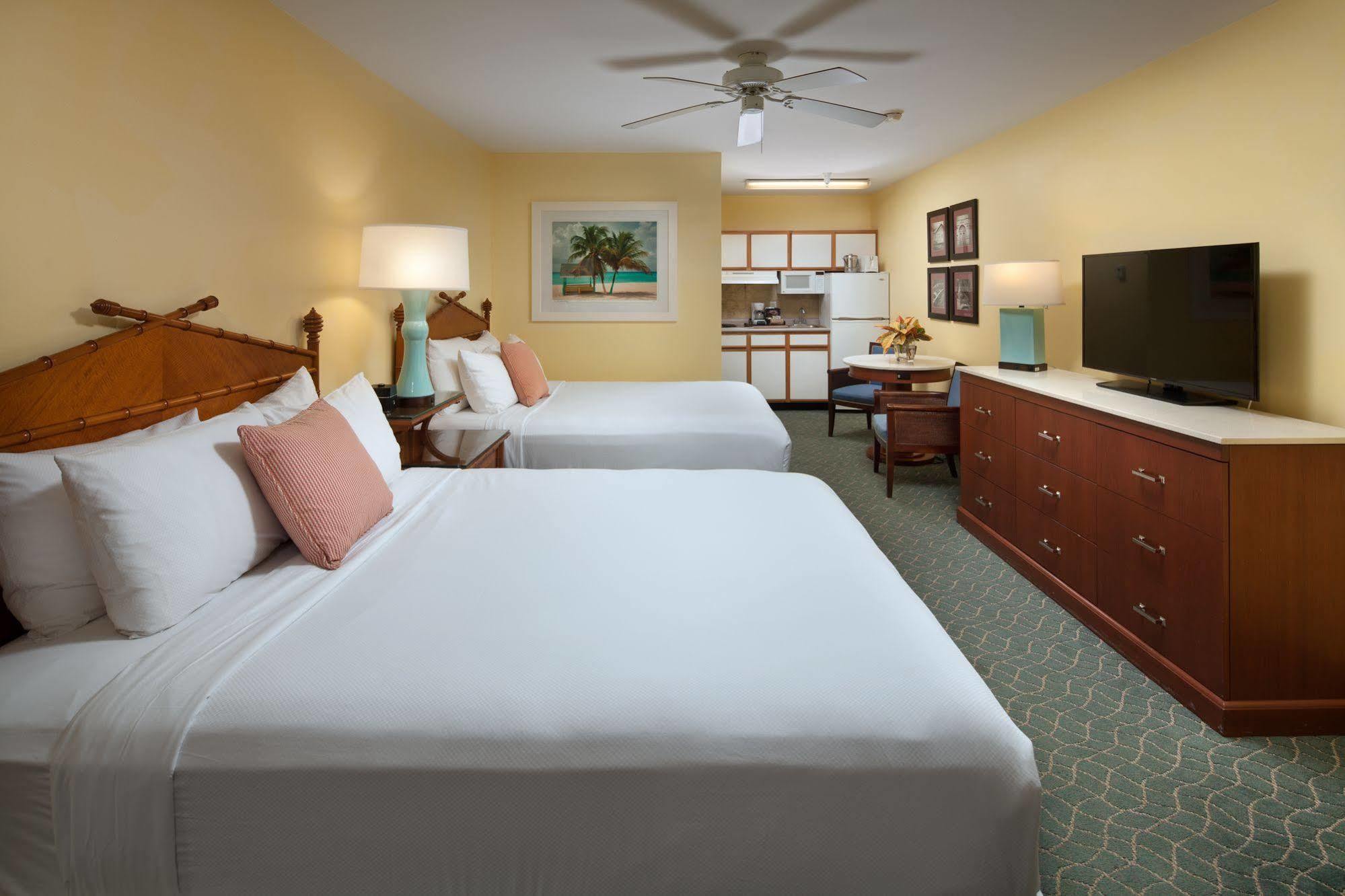 Sunshine Suites Resort West Bay Esterno foto